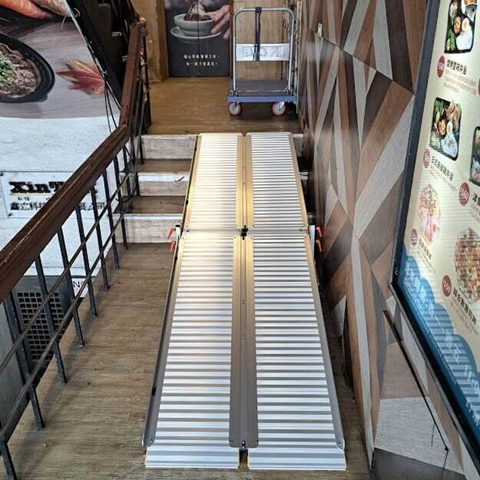 壽司便當店採用添大組合式斜坡板，解決推車上下台階的障礙